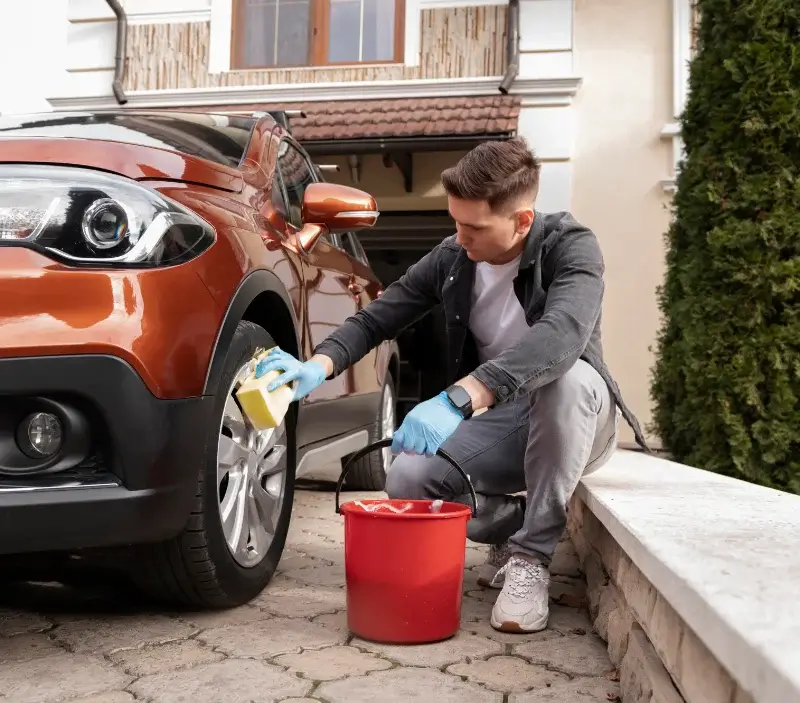 Lavage auto à domicile La Chapelle-Palluau : professionnel intervenant sur un véhicule